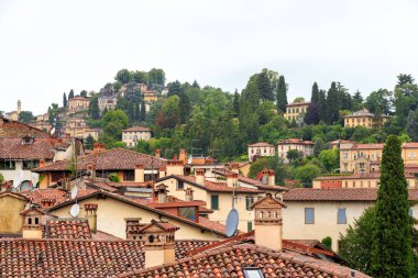 Bergamo, İtalya. Çatı katları. Şehrin tarihsel kısmı. Yukarı şehir. Yağmurlu hava