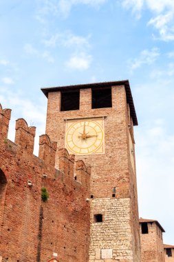 Verona, İtalya. Castelvecchio Kale Saat Kulesi (Eski Kale). Şato 1354 ve 1376 yılları arasında inşa edildi.