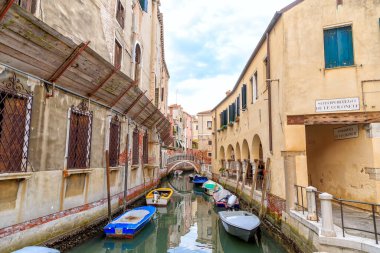 Venedik, İtalya. Kanal Rio della Maddalena 'da demirlemiş tekneler