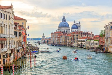 Venedik, İtalya. Sabah Büyük Kanal 'da trafik vardı. Kubbe Bazilikası di Santa Maria della Salute