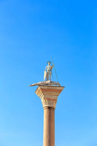 威尼斯 意大利 圣西奥多柱 在西柱上有一个大理石雕塑 描绘了泰隆的战士西奥多 圣西奥多 — 图库照片