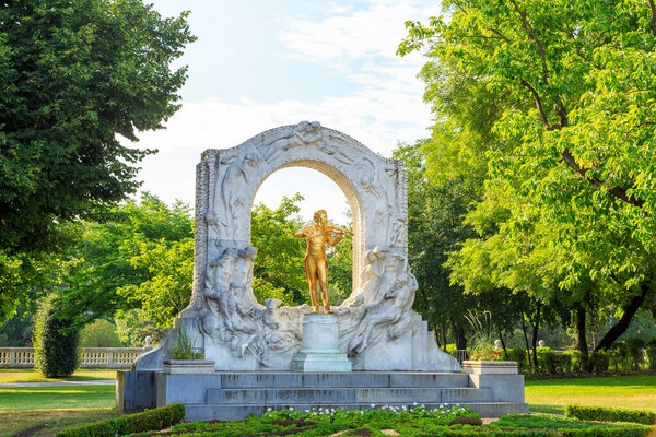 Вена, Австрия. Иоганн Штраус (Sohn). Австрийский композитор легкой музыки, в частности танцевальной музыки и оперетт. Скульптор Эдмунд фон Хельмер (1850 - 1935))
