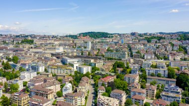 Lozan, İsviçre. Şehrin merkez kısmının üzerinde uçuş. La Cite, Havacılık Manzarası 'nda yer alan bir şehir.  