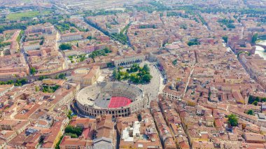 Verona, İtalya. Tarihi şehir merkezinin üzerinde uçuyor. Arena di Verona, yaz, Hava Manzarası  