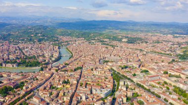 Verona, İtalya. Tarihi şehir merkezinin üzerinde uçuyor. Arena di Verona, yaz, Hava Manzarası  