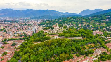 Brescia, İtalya. Castello di Brescia. Bulutlu havada şehrin üzerinden uçmak, Hava Görünümü  