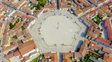 Palmanova, Udine, İtalya. O dönemin örnek bir takviye projesi 1593 'te, Aerial View' da ortaya kondu.  