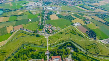 Palmanova, Udine, İtalya. O dönemin örnek bir takviye projesi 1593 'te, Aerial View' da ortaya kondu.  