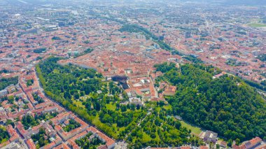 Graz, Avusturya. Tarihi şehir merkezi hava manzarası. Schlossberg Dağı (Castle Hill), Havadan Görünüm  