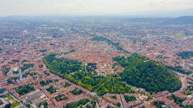 Graz, Avusturya. Tarihi şehir merkezi hava manzarası. Schlossberg Dağı (Castle Hill), Havadan Görünüm  