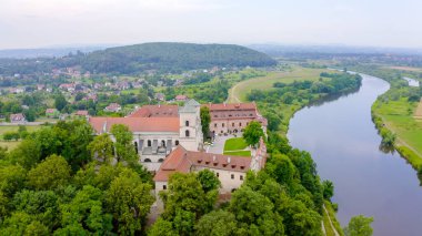 Krakow, Polonya. Vistula Nehri kıyısındaki Benedictine Abbey (Tynets). Benedikt Manastırı 1044 yılında Havacılık Manastırı 'nda kuruldu.  