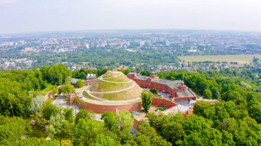 Krakow, Polonya. Barrow Kosciuszko (Krakow). Tarihi anıt. Höyüğün inşası 1823 'te tamamlandı, Aerial View  