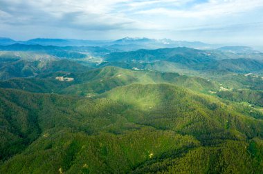 İtalya. Dağlar ormanla kaplı. Liguria bölgesinde, La Spezia eyaletinde yer almaktadır. Gün batımı zamanı. Hava görünümü