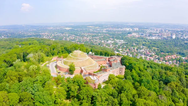 波兰克拉科夫 Barrow Kosciuszko 克拉科夫 历史遗迹 土墩的建造于1823年完成 名为Aerial View — 图库照片