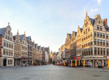 Antwerp, Belçika - 2 Temmuz 2019: Şehrin merkez meydanındaki evler