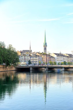 Zürih, İsviçre - 6 Temmuz 2019: Limmat Nehri Embankment