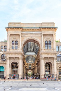 Milan, İtalya - 7 Temmuz 2019: Victor Emanuel 'in Katedral Meydanı' ndan girişi (Piazza del Duomo Meydanı)