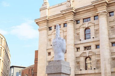 Milan, İtalya - 7 Temmuz 2019: Orta Parmak Anıtı veya L.O.V.E. Yazar - Maurizio Cattelan