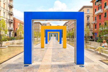 La Spezia, İtalya - 9 Temmuz 2019: Archi di Daniel Buren Piazza Giuseppe Verdi (Piazza Giuseppe Verdi))
