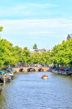 Amsterdam, Hollanda - 30 Haziran 2019: Sabah Amsterdam 'ın tarihi şehir merkezi. Sokak (kanal) Yazdırma