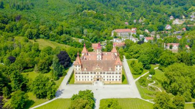 Graz, Avusturya. Eggenberg Sarayı (Schloss Eggenberg) - Styria 'nın en büyük aristokratik konutu Dünya Mirası olarak listelenmiştir. İnşaat 1646 'da tamamlandı, Aerial View  