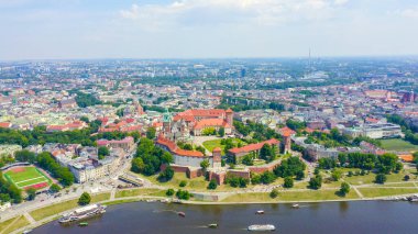 Krakow, Polonya. Wawel Kalesi. Vistula Nehri 'ndeki gemiler. Tarihi merkezin görüntüsü, Havadan Görünüm  