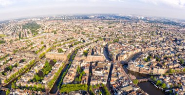 Amsterdam, Hollanda. Gökyüzünden şehrin panoraması. Yaz