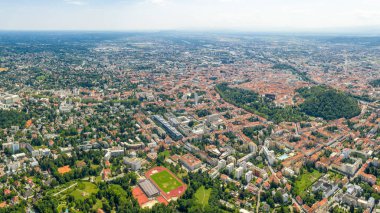 Graz, Avusturya. Şehrin Panorama 'sı. Şehrin ve çevresinin havadan görünüşü