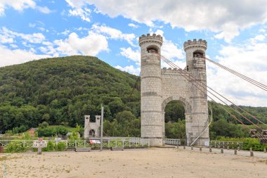 Fransa. Bıldırcın köprüsü. Charles Albert Köprüsü, genellikle Pont de la Caille olarak adlandırılır, geleneksel çelik kablolu asma köprüsü.
