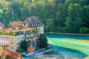 Bern, İsviçre. Sahildeki evler. Aare Nehri Embankment