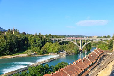 Bern, İsviçre. Kirchenfeldbrcke postası, Bern 'deki eski bir kasaba olan Aare' deki kumarhane meydanını Kirchenfeld bölgesindeki Helvetsiaplac 'a bağlıyor. 