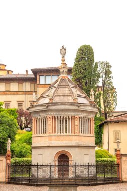 Bergamo, İtalya. Bergamo Katedrali - Baptistery. Şehrin tarihsel kısmı. Peder Reginaldo Giuliani Meydanı. Yağmurlu hava