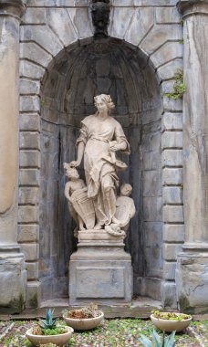 Bergamo, İtalya. Statua dell 'Architettura opera heykeltraşı Giovanni Antonio Sanz (1702 - 1771 c.). Şehrin tarihsel kısmı. Yukarı şehir. Yağmurlu hava