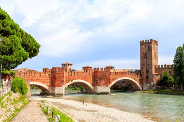 Verona, İtalya. Köprü ve Kale Castelvecchio (Eski Kale). Şato 1354 ve 1376 yılları arasında inşa edildi.