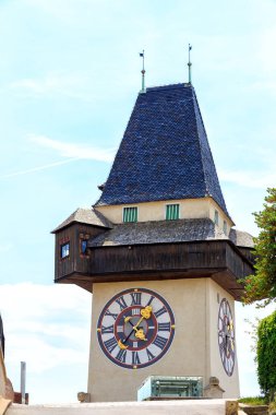 Graz, Avusturya. Graz 'daki saat kulesi. Grazer Uhrturm. Kulenin modern görünümü 1560 yılında kuruldu..
