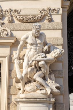 Viyana, Avusturya. Hans Scherpe 'den Herkül ve Hippolyta Korsesi (1855 - 1929) Hofburg' da. Michaelerplatz Meydanı 'nda Mikhailovsky kanadı (St. Michael Meydanı)