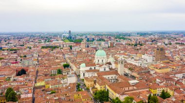 Brescia, İtalya. Santa Maria Assunta Katedrali. Bulutlu havada şehrin üzerinden uçmak, Hava Görünümü  