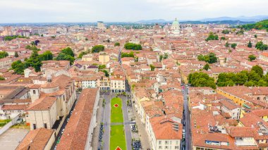 Brescia, İtalya. Arnaldo Meydanı. Bulutlu havada şehrin üzerinden uçmak, Hava Görünümü  