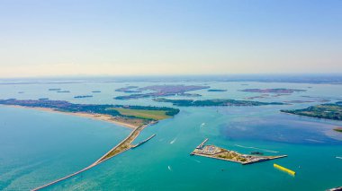 Venedik, İtalya. Venedik 'in genel manzarası ve adaları. Venedik gölü. Açık güneşli hava, Hava Görünümü  