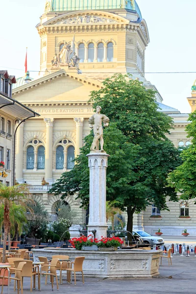 Bern Switzerland July 2019 Berenplatzbrunnen Fountain Stands Middle Bear Square — Stock Photo, Image