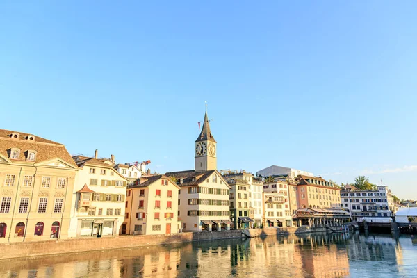 Zürich Schweiz Juli 2019 Limmatufer Mit Blick Auf Den Uhrturm — Stockfoto