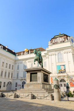 Viyana, Avusturya - 20 Temmuz 2019: Avusturya Ulusal Kütüphanesi. Hofburg - Barok Sarayı. Josefsplatz Meydanı 'nda İmparator II. Joseph' in Heykeli ve Anıtı