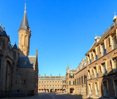 Hollanda, Lahey - 1 Temmuz 2019: Binnenhof - Lahey 'in merkezinde Hollanda Parlamentosu ve başbakanın ikamet ettiği bir bina kompleksi