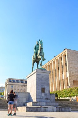 Brüksel, Belçika - 3 Temmuz 2019: I. Albert Anıtı (1875 - 1934) Belçika Kralı olarak 1909-1934 yılları arasında Place de Albertine 'de hüküm sürdü.
