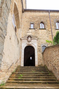 Bergamo, İtalya - 15 Temmuz 2019: Archivio Storico Diocesano di Bergamo. Şehrin tarihsel kısmı. Yukarı şehir. Yağmurlu hava