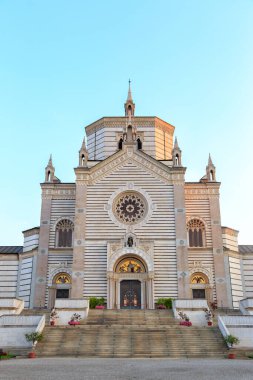 Milan, İtalya - 7 Temmuz 2019: Monumental Mezarlığı (İtalyanca: Cimitero Monumentale di Milano). Avrupa 'nın en zengin mezar taşı ve anıtlarından biri.