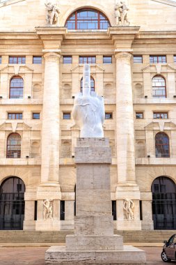 Milan, İtalya - 7 Temmuz 2019: Orta Parmak Anıtı veya L.O.V.E. Yazar - Maurizio Cattelan