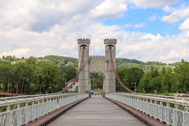 Fransa. Bıldırcın köprüsü. Charles Albert Köprüsü, genellikle Pont de la Caille olarak adlandırılır, geleneksel çelik kablolu asma köprüsü.