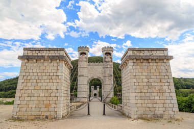 Fransa. Bıldırcın köprüsü. Charles Albert Köprüsü, genellikle Pont de la Caille olarak adlandırılır, geleneksel çelik kablolu asma köprüsü.