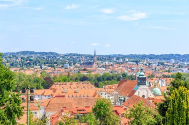 Graz, Avusturya. Graz Katedrali (St. Aegidius Katedrali) ve İsa 'nın Kalbi Kilisesi (Herz Jesu Kirche))